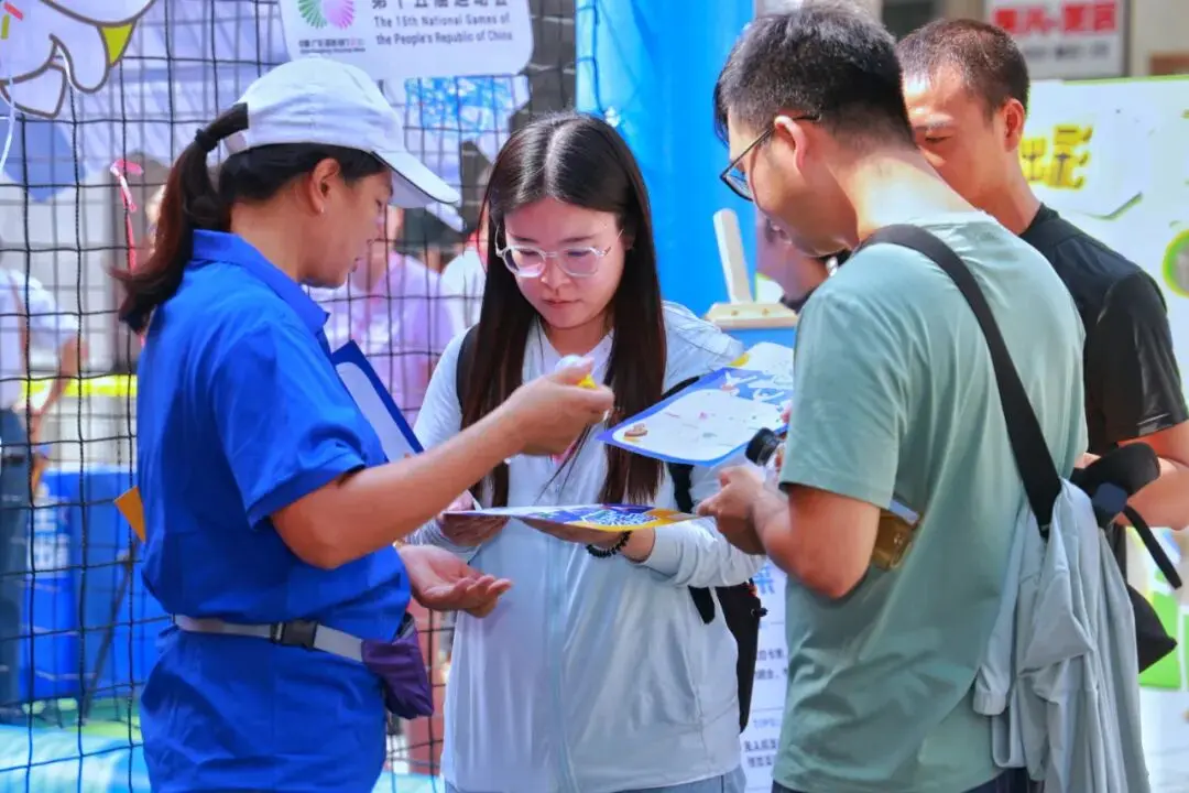 欢笑声此起, 泼的色彩元, 业和体育事